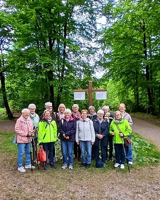 Frauen vom Frauentreff beim Spaziergang im Wald