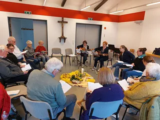 Gruppe Menschen die singen