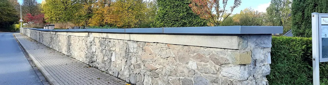 Ein Foto von der Teilsanierung der Friedhofsmauer