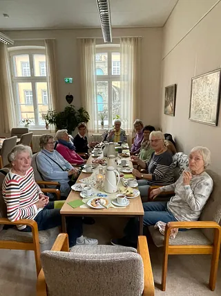 Frauen beim Kaffeetrinken